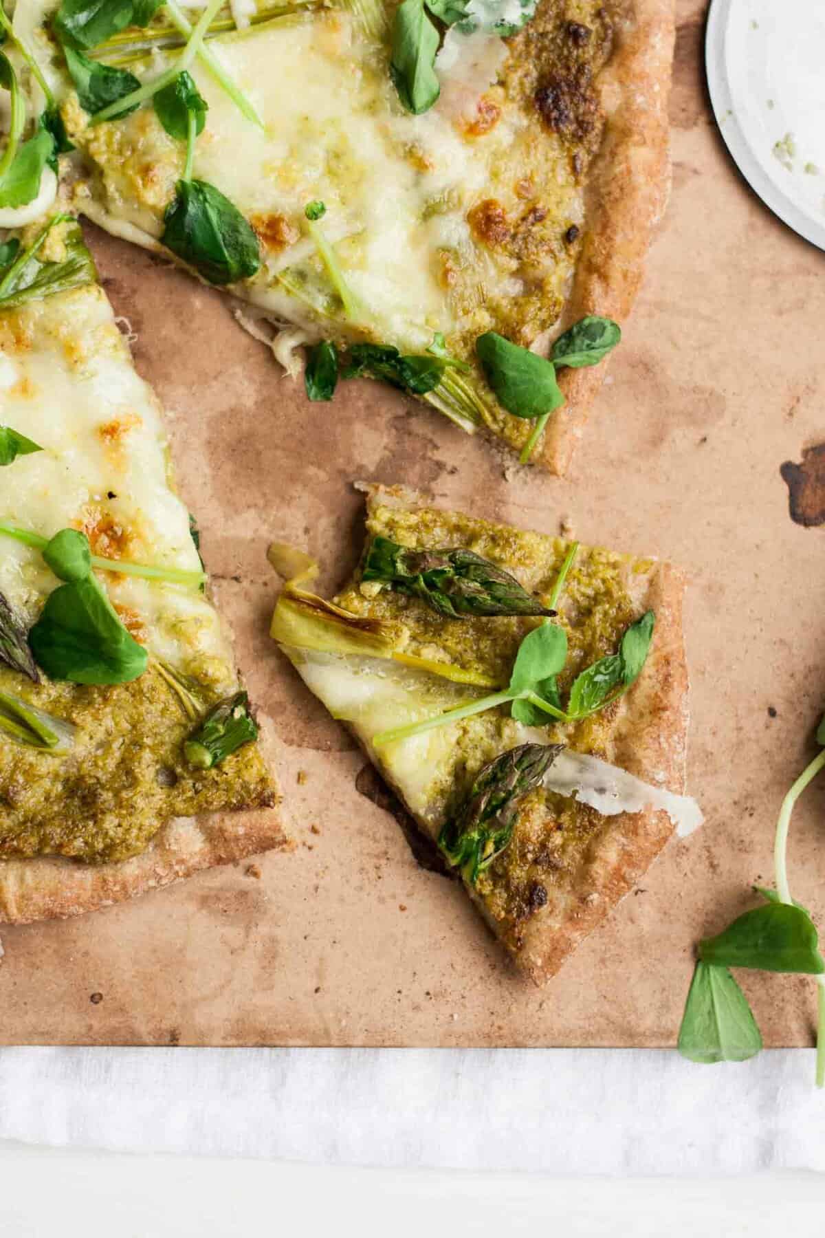 Asparagus Pesto Pizza - this super green pizza recipe features a bright and fresh asparagus pesto, flavoured with mint and basil! Springtime comfort food! | eatloveeats.com
