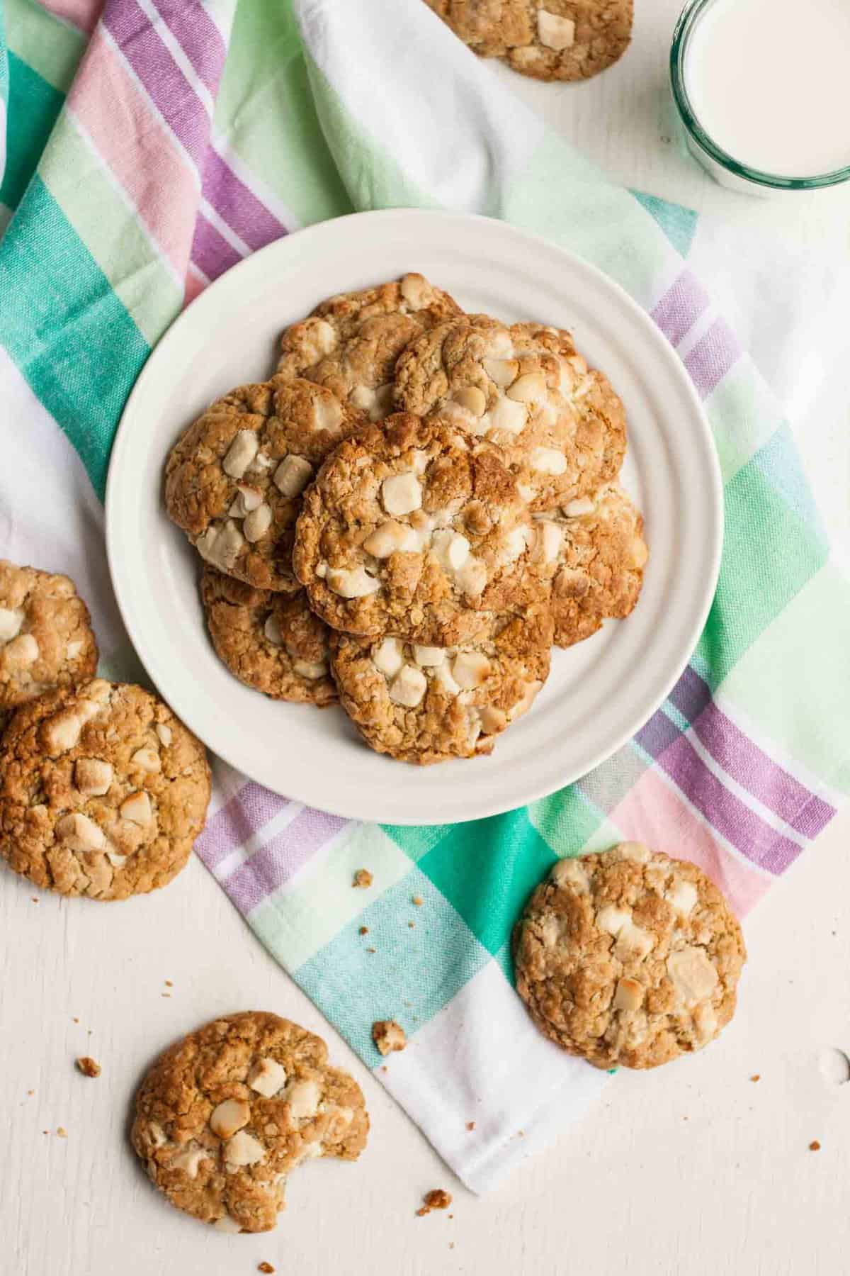 White Chocolate and Macadamia Oat Cookies - these chocolatey oatmeal cookies are both crunchy and chewy and are seriously easy to make! | eatloveeats.com