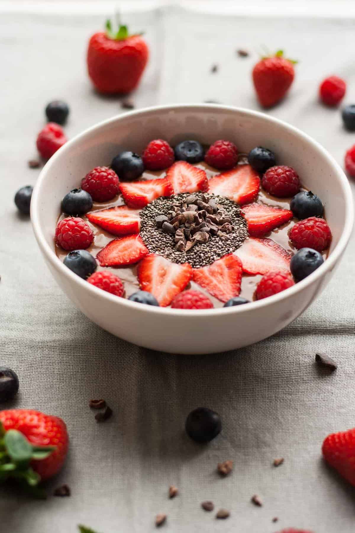 Mint Chocolate Smoothie Bowl - a quick and easy vegan breakfast recipe that tastes like dessert! | eatloveeats.com