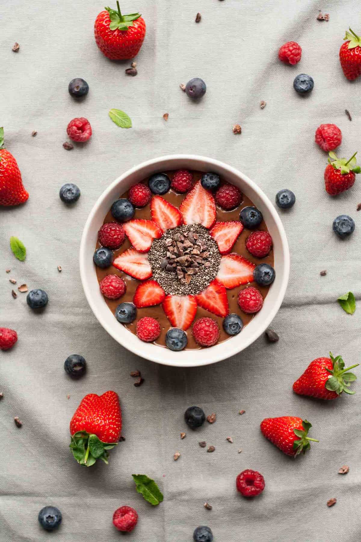 Mint Chocolate Smoothie Bowl - a quick and easy vegan breakfast recipe that tastes like dessert! | eatloveeats.com