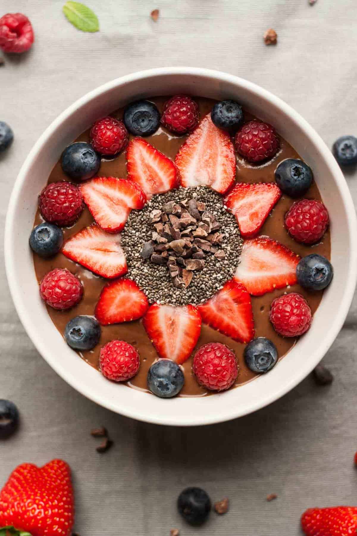 Mint Chocolate Smoothie Bowl - a quick and easy vegan breakfast recipe that tastes like dessert! | eatloveeats.com