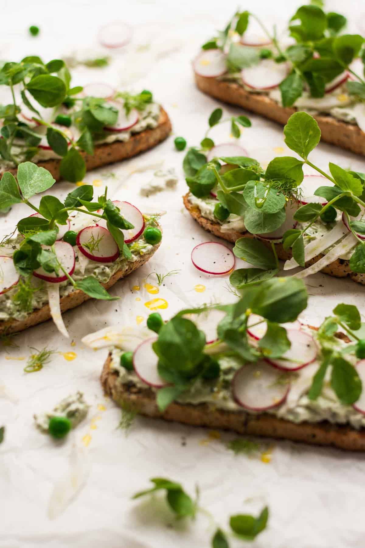 Pea, Radish and Fennel Tartines - this simple appetiser or light lunch recipe is quick and easy and celebrates the delicate flavours of the finest spring produce | eatloveeats.com