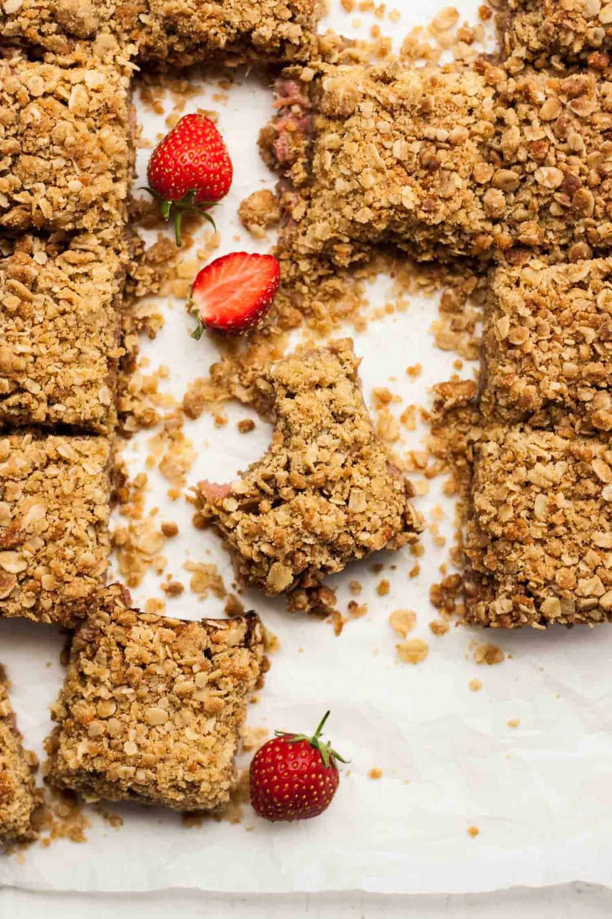 Strawberry Rhubarb Brown Butter Oatmeal Bars - these gooey oatmeal bars are quick and easy to make and are totally addictive! | eatloveeats.com