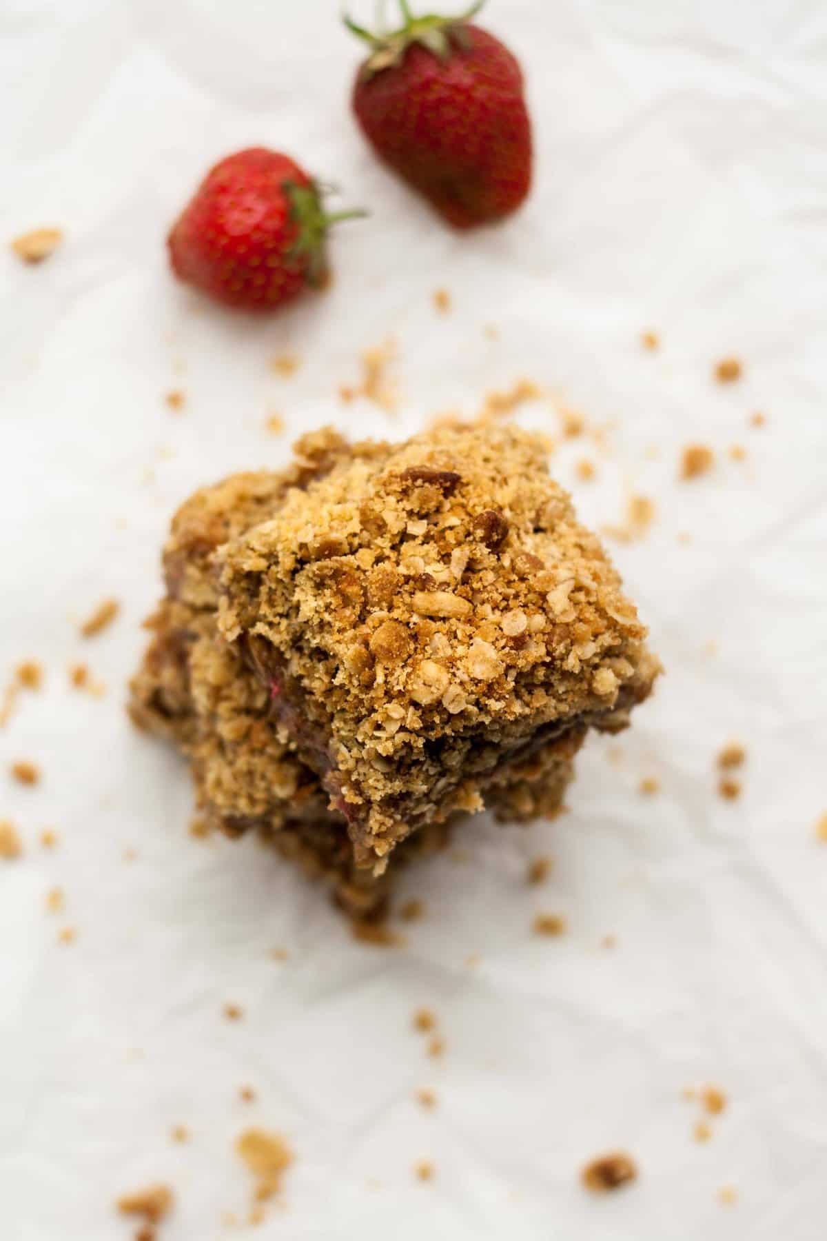Strawberry Rhubarb Brown Butter Oatmeal Bars - these gooey oatmeal bars are quick and easy to make and are totally addictive! | eatloveeats.com