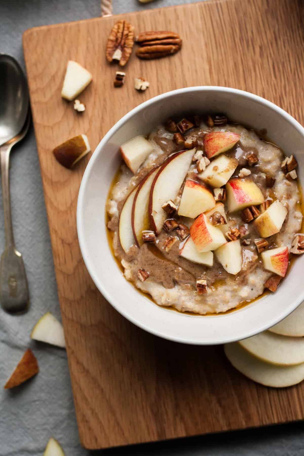 Maple Pecan Oatmeal Bowls - the perfect cosy breakfast! | eatloveeats.com