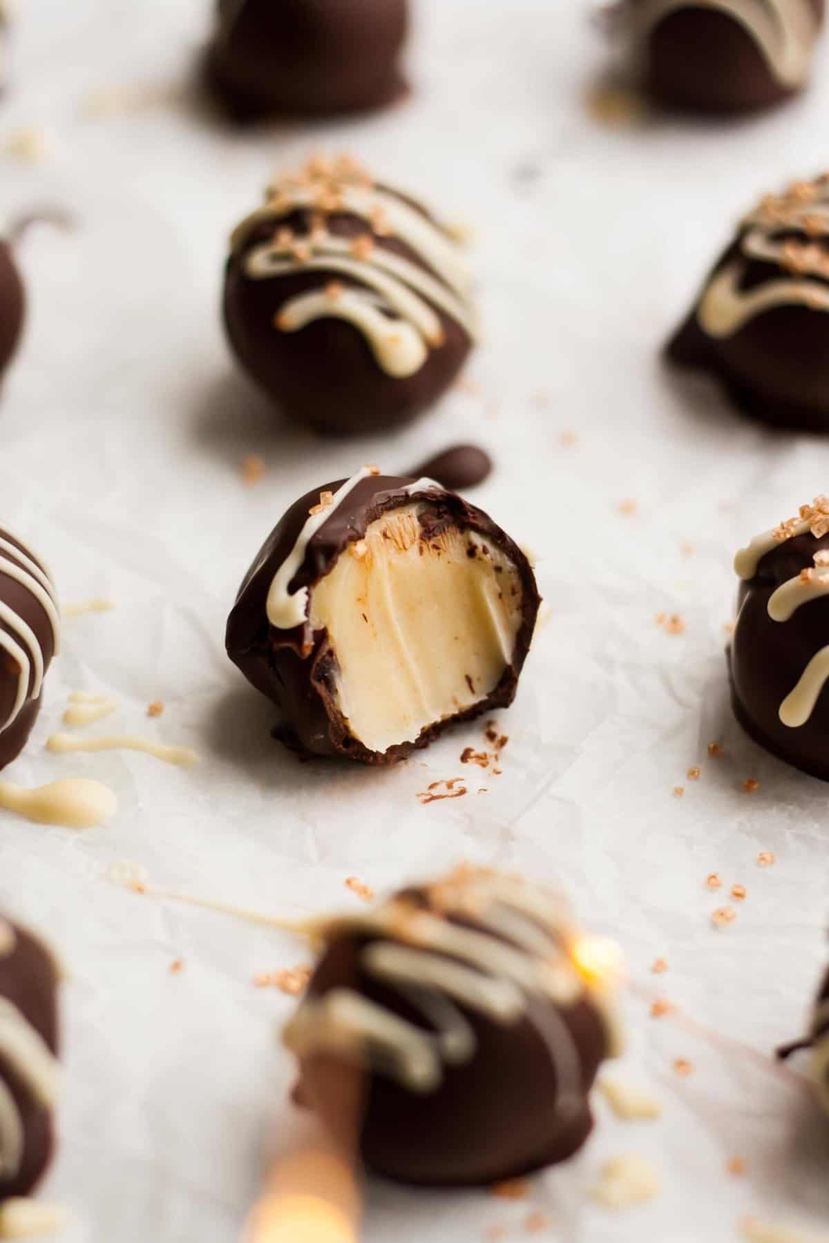 White Chocolate Nutmeg Truffles - these indulgent truffles are spiced with that wonderful festive spice, nutmeg. They would make the perfect edible gift! | eatloveeats.com