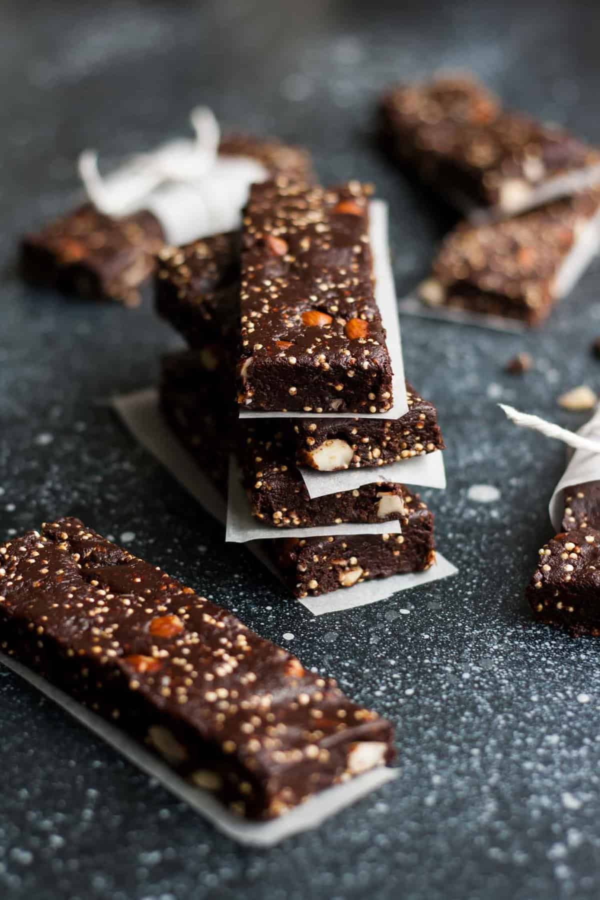 Raw Mexican Chocolate Energy Bars - these raw chocolate brownie bars are the perfect afternoon snack and are so simple to make! | eatloveeats.com 